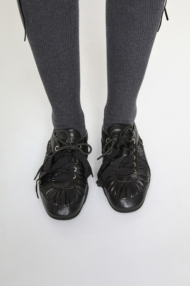 "Curtain call shrring sneakers(black)"는 여성스러운 무드를 연출하는 블랙 컬러의 스니커즈입니다. 양가죽과 스웨이드 소재를 사용하여 고급스러운 느낌을 더했으며, 둥근 코 디자인과 플랫한 굽으로 편안한 착용감을 제공합니다. 셔링 디테일이 돋보이며, 와이드한 슈레이스와 내부 속굽 적용으로 독특한 스타일을 연출합니다. 데이트룩, 동네 마실룩, 카페룩 등 다양한 TPO에 걸맞는 클래식, 미니멀, 걸리시 스타일을 완성해보세요. 사계절 내내 활용 가능한 아이템입니다.

