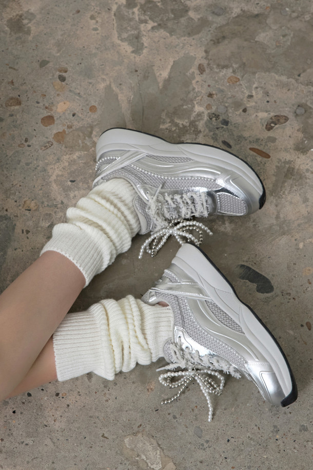 2025 딜라이트 스니커즈(실버)는 여성 고객을 위한 사계절용 여성 운동화입니다. 라운드 앞코 디자인에 가볍고 통기성이 좋은 합성가죽과 메시 소재를 사용하여 편안한 착용감을 제공합니다. 플랫 굽에 무지 패턴으로, 페미닌하면서도 클래식한 스타일을 연출하며, 일상 속 동네 마실룩에 적합합니다. 탈부착 가능한 진주 장식이 돋보이며 클래식 러너 실루엣과 레이스업 신발 여밈으로, 미니멀하고 캐주얼한 스타일을 완성합니다.
