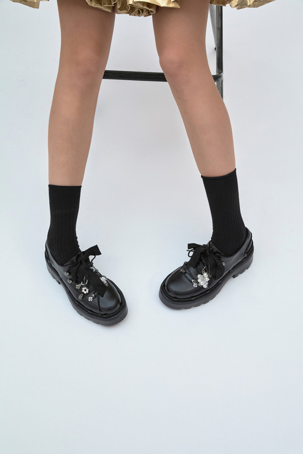 Shoe-topping grape(화이트)는 여성스러운 스타일을 완성해 줄 신발 액세서리입니다. 진주와 크리스탈 비즈가 조화롭게 장식되어 화이트 컬러로 깨끗하고 맑은 느낌을 선사합니다. 가로 3cm, 세로 5cm의 아담한 사이즈로, 단화, 스니커즈 등 다양한 슈즈에 포인트를 더할 수 있습니다. 데이트룩, 쇼핑룩, 카페룩 등 특별한 날, 걸리시, 클래식, 로맨틱 무드를 연출하고 싶을 때 활용해 보세요.
