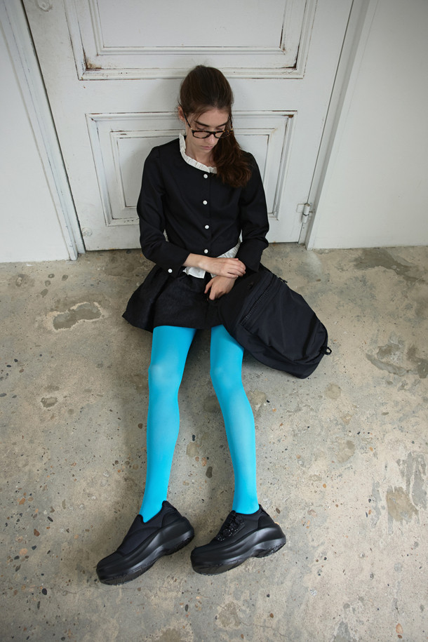 뉴 플라워 밤 백팩(블랙)은 가볍고 내구성이 좋은 나일론 소재로 제작되어 일상에서 편안하게 사용할 수 있습니다. 캐주얼하면서도 세련된 스타일을 연출하며, 전면의 꽃 장식과 러플 디테일이 여성스러운 포인트를 더합니다. 가방 하단의 고리를 활용하여 실루엣 변형이 가능하여, TPO에 따라 다양한 스타일을 연출할 수 있습니다. 동네 마실룩이나 쇼핑룩에 매치하여 걸리시하고 미니멀한 무드를 완성해보세요. 데일리룩에 포인트를 더할 수 있는 실용적인 백팩입니다.
