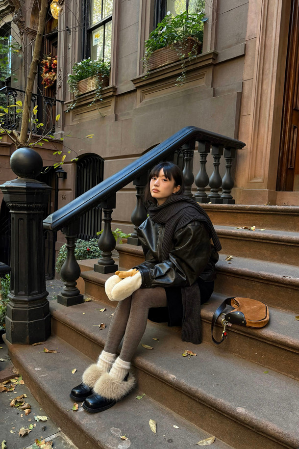 Furridge gloves(브라운)는 부드러운 양털, 양가죽, 스웨이드 소재로 제작된 두꺼운 겨울 장갑입니다. 캐주얼, 클래식, 미니멀 스타일을 아우르며 일상 및 레저 활동에 적합합니다. 하프 핑거 스타일과 커버형 디자인의 투웨이 방식으로 다양한 연출이 가능하며, 안감은 퍼 소재로 보온성을 높였습니다. 브라운 컬러의 무지 디자인에 버튼 여밈 방식으로 포인트를 주어 실용성과 스타일을 모두 갖춘 제품입니다. 사이즈 조절 기능이 있어 편안한 착용감을 선사합니다.
