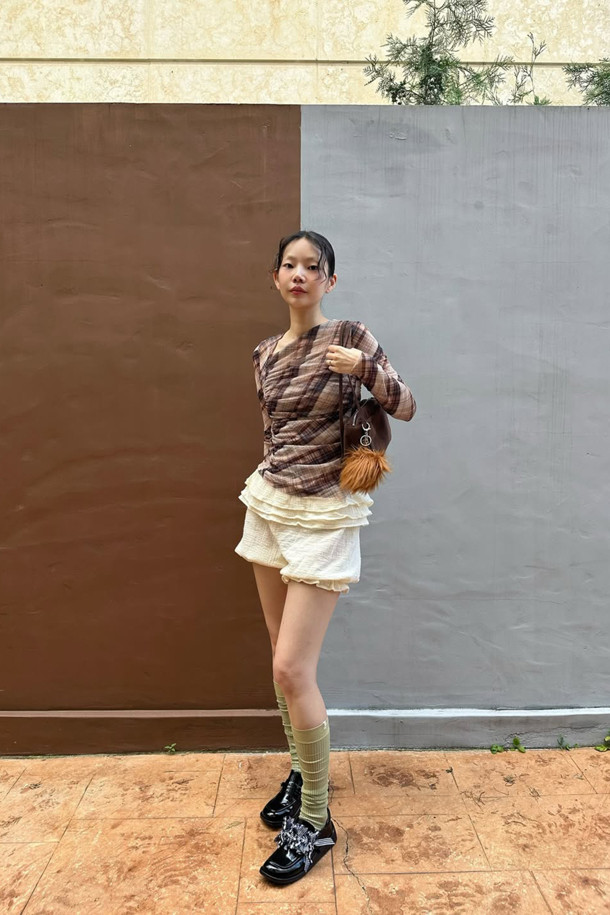 Fev(페브) 리본 브로치_라지(블랙 화이트)는 겹쳐진 리본 디테일이 돋보이는 FEV 시그니처 액세서리입니다. 블랙과 화이트 컬러의 조화로 다양한 룩에 포인트 아이템으로 활용하기 좋습니다. 체크 패턴과 리본 디자인이 클래식, 걸리시, 미니멀 스타일을 모두 아우르며, 데이트룩, 모임룩, 파티룩 등 TPO에 맞춰 다채롭게 연출할 수 있습니다. 의류, 가방, 신발 등 원하는 곳에 클립, O링, 고무링을 사용하여 간편하게 장식할 수 있어 실용적입니다.
