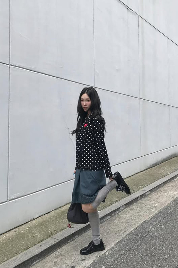 Fev 시어 무릎 양말(그레이)는 부드러운 소재로 제작되어, 다리를 길고 슬림하게 연출해 주는 여성스러운 실루엣의 니삭스입니다. 가을, 겨울철 데일리룩에 미니멀하면서도 걸리시한 스타일을 더해줍니다. 시스루 소재와 무지 패턴으로 다양한 코디에 활용하기 좋으며, 레이어링하여 포인트를 줄 수 있습니다. 특히, 그레이 컬러는 어떤 옷에도 잘 어울려 활용도가 높습니다. 단품으로 구성되어 있습니다.
