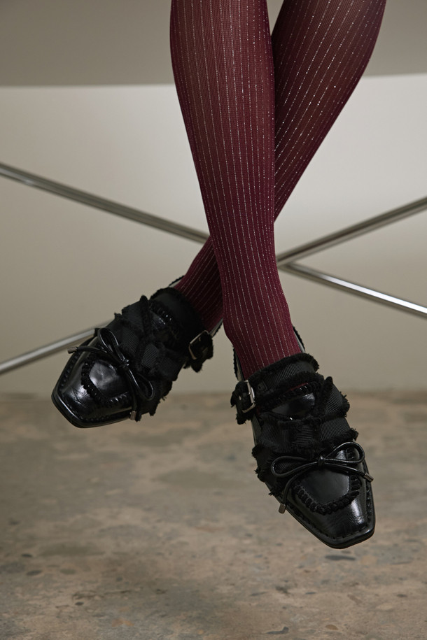 "커튼 콜 리본 플랫(블랙)"은 소가죽과 스웨이드 소재로 제작되어 부드러운 텍스처를 자랑하는 여성 플랫슈즈입니다. 스퀘어 토 디자인에 블랙 컬러, 버클과 리본, 밴드, 스트랩 장식이 더해져 여성스러움과 중성적인 매력을 동시에 선사합니다. 데일리룩부터 오피스룩, 데이트룩, 모임룩까지, 다양한 TPO에 매치하기 좋아 활용도가 높습니다. 클래식, 미니멀, 걸리시 스타일을 즐겨 입는 분들께 추천하며, 봄, 가을 시즌에 신기 좋습니다. 플랫 굽으로 편안한 착화감을 제공합니다.
