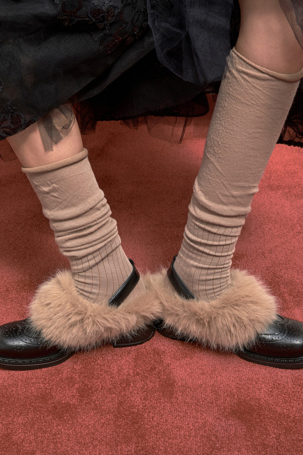 Furridge 슬링백(블랙)은 부드러운 소가죽과 풍성한 페이크 퍼 디테일이 돋보이는 여성용 슬링백입니다. 발목을 감싸는 디자인과 라운드 스퀘어 앞코가 세련된 실루엣을 연출하며, 안감의 퍼가 뛰어난 보온성을 제공합니다. 가을, 겨울 시즌 데이트룩, 모임룩 등 다양한 TPO에 클래식, 미니멀, 캐주얼 스타일로 연출하기 좋습니다. 경량 몰드 아웃솔로 편안한 착용감을 선사하며, 블랙과 라이트 베이지 두 가지 컬러로 만나보세요.
