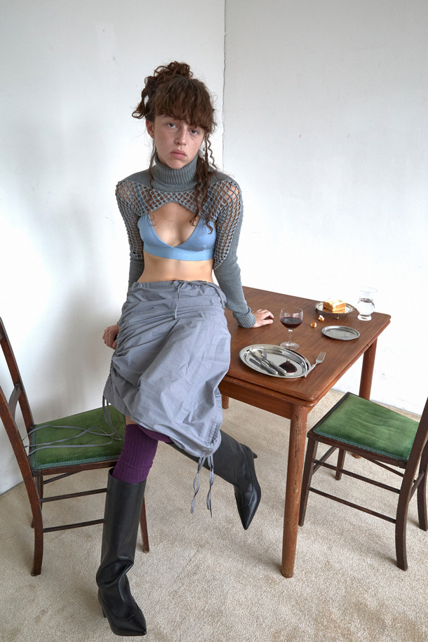 세련된 스타일을 완성하는 브로그 디테일 롱 부츠(블랙)입니다. 부드러운 소가죽 소재로 제작되어 편안한 착화감을 선사하며, 슬림한 실루엣이 다리 라인을 더욱 돋보이게 합니다. 포인티드 앞코와 미들힐 굽은 클래식하면서도 우아한 무드를 연출합니다. 가을, 겨울 시즌 오피스룩, 모임룩, 데이트룩에 모두 잘 어울리며, 다양한 스타일을 소화할 수 있는 매력적인 아이템입니다. 플라워 패턴이 은은하게 더해져 세련된 포인트를 더합니다.
