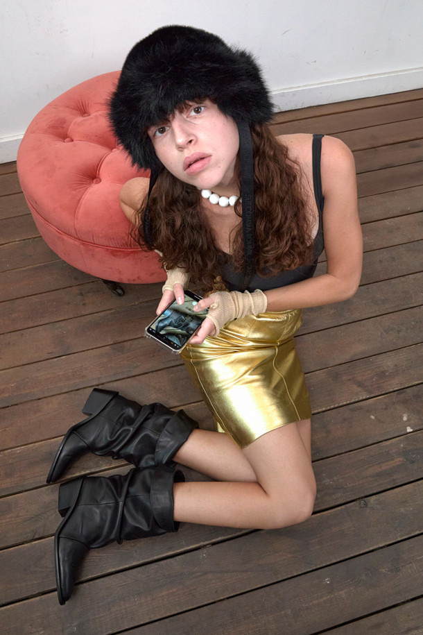 세련된 여성의 발을 위한 블랙 웨스턴 앵클 부츠입니다. 소가죽과 스판덱스 소재로 제작되어 편안함과 스타일을 동시에 잡았습니다. 포인티드 토우와 각진 굽, 자수 디테일이 클래식하면서도 시크한 무드를 연출합니다. 데이트룩이나 모임룩에 매치하여 세련된 스타일을 완성해보세요. 투웨이 디자인으로 다양한 스타일을 연출할 수 있습니다.
