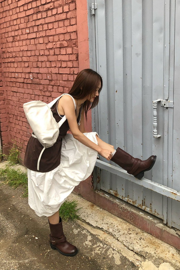 브라운 컬러의 버클 부츠입니다. 라운드 앞코에 소가죽 소재로 제작되어 가을, 겨울철 일상에서 착용하기 좋습니다. 미들 기장에 원버클 장식이 돋보이며, 여유로운 핏과 가벼운 착화감, 편안한 착화감을 제공합니다. 로우힐 디자인으로 출근룩, 모임룩, 데이트룩 등 다양한 TPO에 클래식, 미니멀, 캐주얼 스타일로 연출하기 좋습니다.
