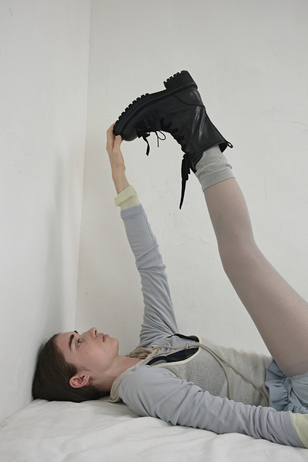 세련된 스타일을 완성하는 "커튼 콜 컴뱃 부츠(블랙)"를 소개합니다. 부드러운 소가죽 소재로 제작되어 고급스러운 퀄리티를 자랑하며, 시크하고 미니멀한 디자인으로 출근룩과 모임룩에 모두 잘 어울립니다. 블랙 컬러에 리본과 스티치 디테일이 더해져 여성스러운 포인트를 더했으며, 끈으로 조절하여 발에 맞게 편안하게 착용할 수 있습니다. 클래식한 무드를 연출하며, 어떤 스타일에도 쉽게 매치하여 세련된 룩을 완성해보세요.
