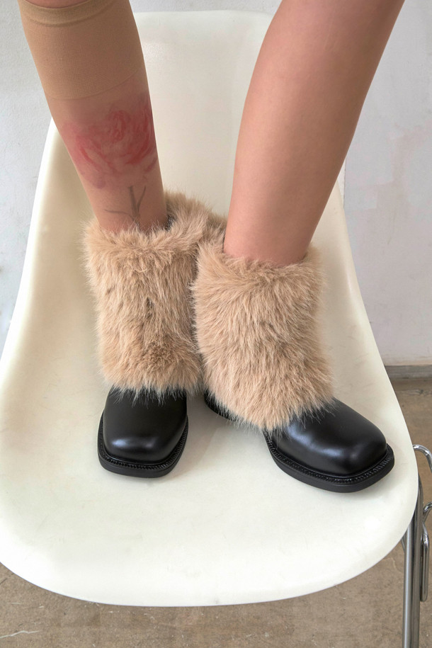 Furridge 앵클 부츠(black)는 여성분들을 위한 겨울철 필수 아이템입니다. 부드러운 소가죽과 포근한 페이크 퍼 안감으로 제작되어 따뜻하고 포근한 착용감을 선사합니다. 라운드 스퀘어 앞코 디자인과 클래식한 실루엣은 세련된 무드를 연출하며, 출근룩, 미니멀, 시크 스타일에도 잘 어울립니다. 경량 몰드 아웃솔로 편안한 착화감을 제공하며, 블랙과 라이트 베이지 컬러로 만나볼 수 있습니다.
