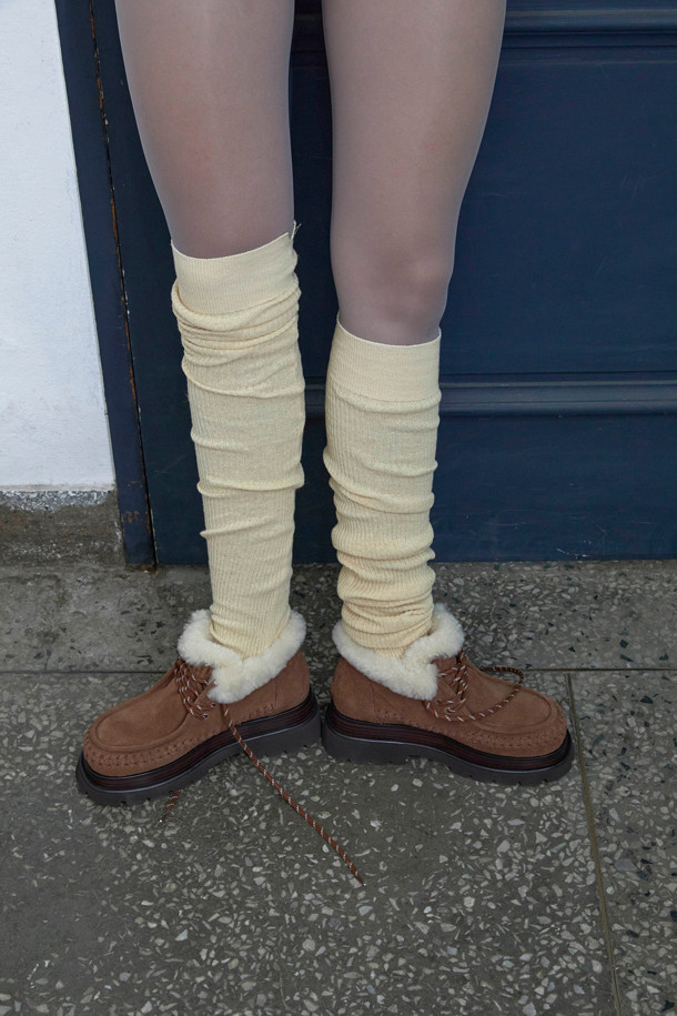 Furridge 아웃도어 앵클 부츠(브라운)는 여성용 앵클 부츠로, 가을과 겨울에 따뜻하게 착용할 수 있습니다. 브라운과 라이트 베이지 컬러로 출시되었으며, 가죽, 양모, 인조 퍼 소재를 사용하여 보온성과 방한 기능을 갖췄습니다. 6cm 플랫폼 통굽 디자인에 스트라이프 패턴을 더해 캐주얼, 보헤미안, 트래킹 스타일을 연출할 수 있습니다. 레이스업 방식으로 편안하고 안정적인 착용감을 제공하며, 출근룩과 여행룩에 매치하기 좋습니다.
