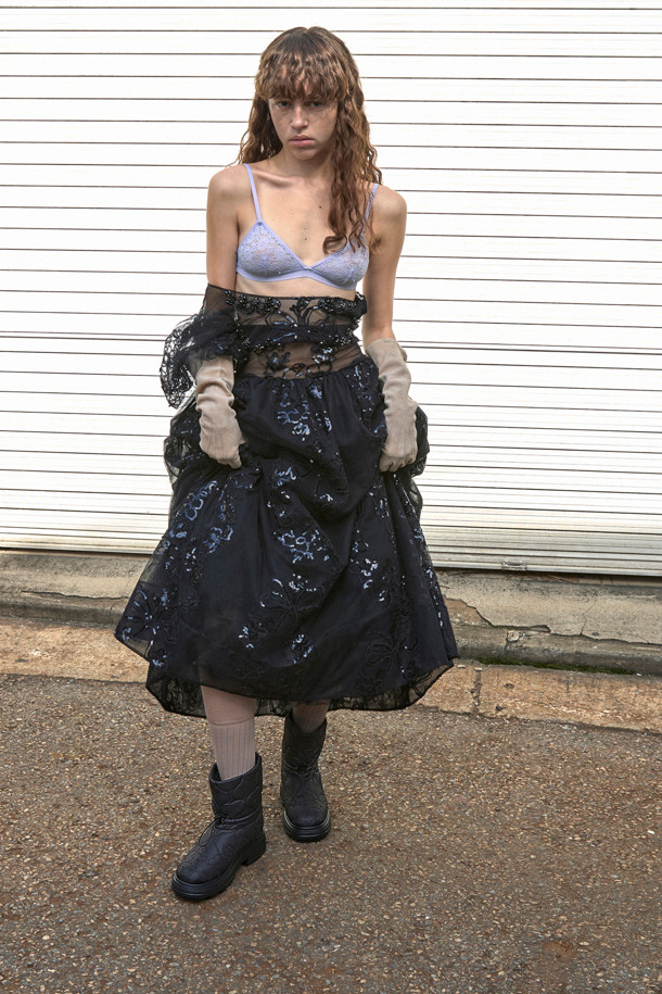 플라워 퀼팅 앵클 부츠(black)는 여성스러운 무드를 연출하는 겨울철 필수 아이템입니다. 블랙 컬러에 플라워 퀼팅 패턴이 돋보이며, 캐주얼하면서도 페미닌한 스타일을 완성합니다. 가볍고 따뜻한 패딩 안감과 발을 편안하게 감싸는 디자인으로, 일상생활에서 편안하게 착용할 수 있습니다. 스토퍼 디테일로 발목을 안정적으로 잡아주며, 플랫 굽으로 활동성을 높였습니다. 나일론 소재를 사용하여 내구성을 높였으며, 경량 디자인과 보온성을 갖춘 실용적인 앵클 부츠입니다.
