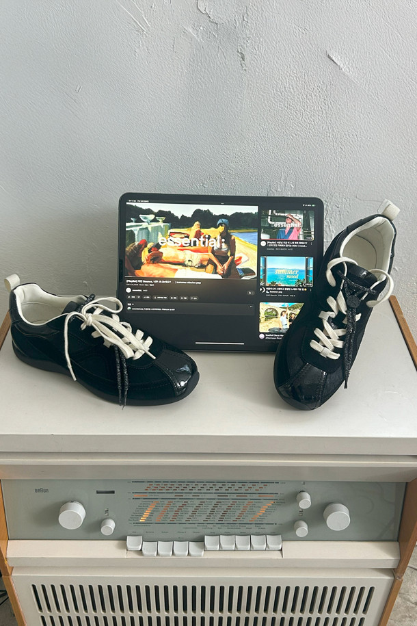 세련된 블랙 컬러의 'Trendy 스니커즈'는 여성 고객을 위한 캐주얼 슈즈입니다. 송치가죽, 소가죽, 양가죽 등 고급스러운 천연 가죽 소재를 사용하여 부드러운 착용감과 뛰어난 내구성을 자랑합니다. 로우 굽과 로우 탑라인 디자인으로 편안함을 강조했으며, 도트 패턴과 신끈, 플라워 스토퍼 장식이 포인트입니다. '플라워 스토퍼' 장식과 신끈 탈부착이 가능한 투웨이 디테일로 개성 있는 스타일을 연출할 수 있으며, 동네 마실룩부터 쇼핑룩까지 폭넓게 활용 가능합니다.
