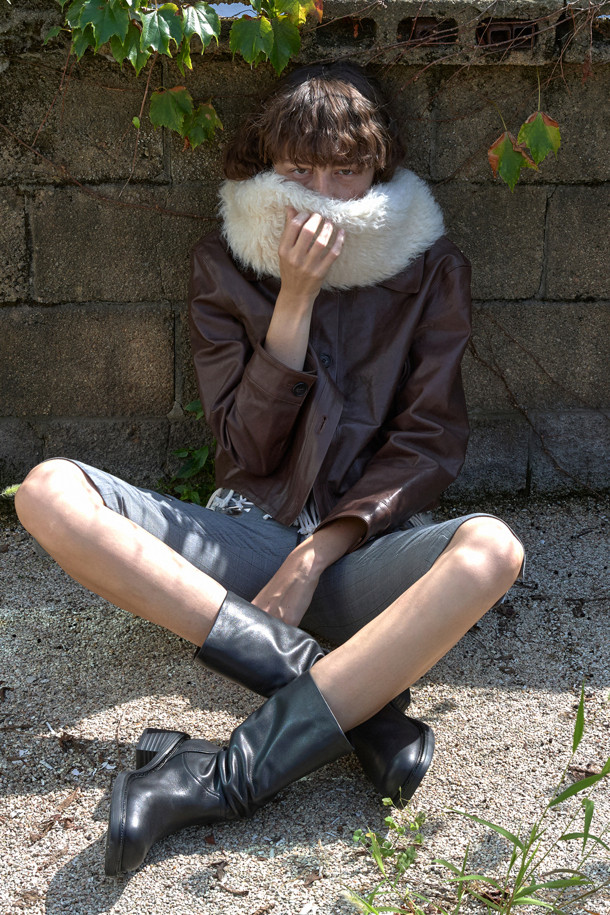 베이지 컬러의 Furridge 머플러는 페이크퍼 소재로 제작되어 부드러운 촉감과 풍성한 볼륨감을 선사합니다. 겨울철 보온성을 높여주는 두꺼운 두께감과 은은한 광택감이 특징이며, 미니멀하고 우아한 스타일을 연출합니다. 직사각형 형태로 디자인되었으며, 무지 패턴으로 다양한 룩에 매치하기 용이합니다. 출근룩에 클래식한 무드를 더해주는 Furridge 머플러로 따뜻하고 세련된 겨울을 보내세요.
