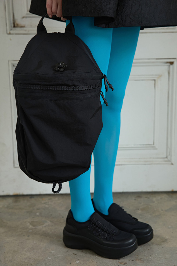 뉴 플라워 밤 백팩(블랙)은 가볍고 내구성이 좋은 나일론 소재로 제작되어 일상에서 편안하게 사용할 수 있습니다. 캐주얼하면서도 세련된 스타일을 연출하며, 전면의 꽃 장식과 러플 디테일이 여성스러운 포인트를 더합니다. 가방 하단의 고리를 활용하여 실루엣 변형이 가능하여, TPO에 따라 다양한 스타일을 연출할 수 있습니다. 동네 마실룩이나 쇼핑룩에 매치하여 걸리시하고 미니멀한 무드를 완성해보세요. 데일리룩에 포인트를 더할 수 있는 실용적인 백팩입니다.
