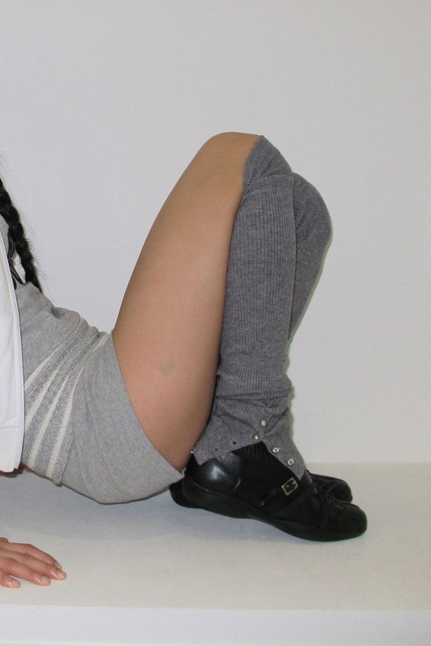 Fev(페브) 버튼 레그 워머(grey)는 가을, 겨울 시즌에 어울리는 여성용 레그 워머입니다. 부드러운 니트 소재로 제작되어 따뜻하고 포근한 착용감을 선사하며, 베이직한 디자인에 Fev 심볼 버튼과 사이드 버튼 디테일이 더해져 포인트를 더했습니다. 무지 디자인에 그레이 컬러로 어떤 룩에도 쉽게 매치할 수 있으며, 삭스와 레이어링하여 다양한 스타일을 연출할 수 있습니다. 미니멀, 클래식, 캐주얼 스타일을 즐기는 분들께 겨울 데일리룩, 산책룩, 집콕룩에 활용하기 좋은 아이템입니다.
