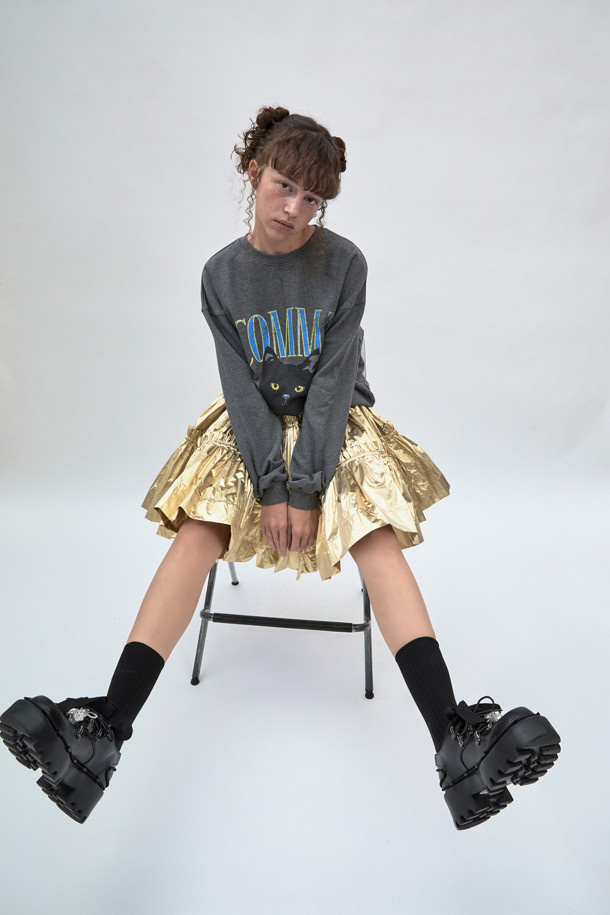 **Shoe lace 로퍼(black)**

소가죽 소재의 블랙 컬러 Shoe lace 로퍼입니다. 일상에서 편안하게 착용하기 좋은 플랫 굽 디자인으로, 캐주얼하면서도 여성스러운 분위기를 연출합니다. 리본 신끈과 고리 장식, 청키한 디자인이 돋보이며, 출근룩이나 모임룩에 미니멀한 스타일로 코디하기 좋습니다.
