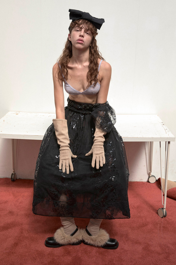 Furridge 슬링백(블랙)은 부드러운 소가죽과 풍성한 페이크 퍼 디테일이 돋보이는 여성용 슬링백입니다. 발목을 감싸는 디자인과 라운드 스퀘어 앞코가 세련된 실루엣을 연출하며, 안감의 퍼가 뛰어난 보온성을 제공합니다. 가을, 겨울 시즌 데이트룩, 모임룩 등 다양한 TPO에 클래식, 미니멀, 캐주얼 스타일로 연출하기 좋습니다. 경량 몰드 아웃솔로 편안한 착용감을 선사하며, 블랙과 라이트 베이지 두 가지 컬러로 만나보세요.
