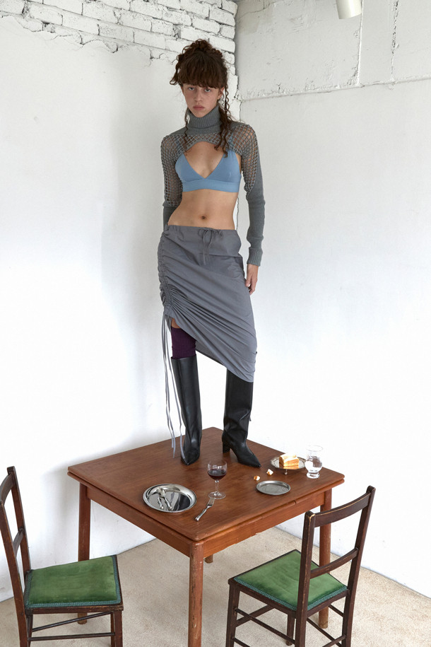 세련된 스타일을 완성하는 브로그 디테일 롱 부츠(블랙)입니다. 부드러운 소가죽 소재로 제작되어 편안한 착화감을 선사하며, 슬림한 실루엣이 다리 라인을 더욱 돋보이게 합니다. 포인티드 앞코와 미들힐 굽은 클래식하면서도 우아한 무드를 연출합니다. 가을, 겨울 시즌 오피스룩, 모임룩, 데이트룩에 모두 잘 어울리며, 다양한 스타일을 소화할 수 있는 매력적인 아이템입니다. 플라워 패턴이 은은하게 더해져 세련된 포인트를 더합니다.
