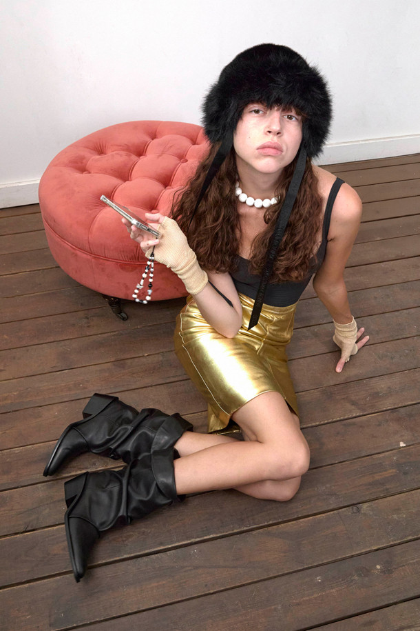 세련된 여성의 발을 위한 블랙 웨스턴 앵클 부츠입니다. 소가죽과 스판덱스 소재로 제작되어 편안함과 스타일을 동시에 잡았습니다. 포인티드 토우와 각진 굽, 자수 디테일이 클래식하면서도 시크한 무드를 연출합니다. 데이트룩이나 모임룩에 매치하여 세련된 스타일을 완성해보세요. 투웨이 디자인으로 다양한 스타일을 연출할 수 있습니다.
