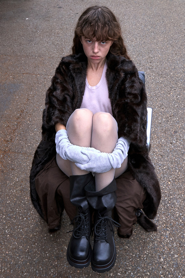 A라인 레이스업 부츠(블랙)는 세련된 스타일을 완성하는 여성 부츠입니다. 부드러운 소가죽 소재에 은은한 광택감을 더해 고급스러운 분위기를 연출하며, 상단이 여유있게 벌어지는 A라인 실루엣이 특징입니다. 미드솔 배색으로 포인트를 더하고 롱 레이스업 디자인으로 종아리를 감싸는 연출이 가능합니다. 라운드 앞코와 통굽 디자인으로 편안한 착용감을 제공하며, 가을/겨울 시즌 출근룩과 모임룩에 시크하고 클래식한 매력을 더합니다. 사이즈 조절이 가능한 레이스업 부츠는 미니멀한 스타일을 즐기는 여성분들께 추천합니다.
