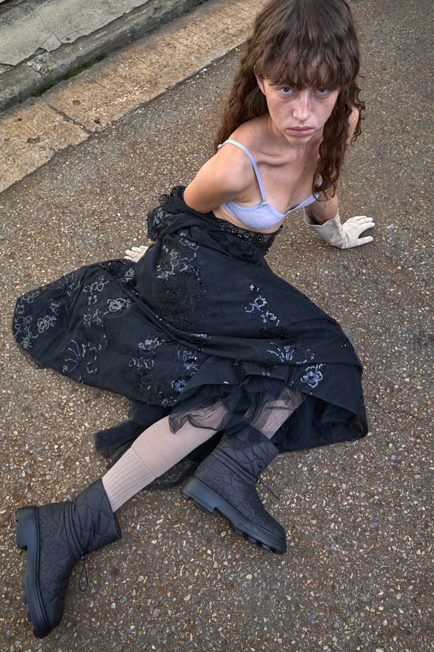 플라워 퀼팅 앵클 부츠(black)는 여성스러운 무드를 연출하는 겨울철 필수 아이템입니다. 블랙 컬러에 플라워 퀼팅 패턴이 돋보이며, 캐주얼하면서도 페미닌한 스타일을 완성합니다. 가볍고 따뜻한 패딩 안감과 발을 편안하게 감싸는 디자인으로, 일상생활에서 편안하게 착용할 수 있습니다. 스토퍼 디테일로 발목을 안정적으로 잡아주며, 플랫 굽으로 활동성을 높였습니다. 나일론 소재를 사용하여 내구성을 높였으며, 경량 디자인과 보온성을 갖춘 실용적인 앵클 부츠입니다.
