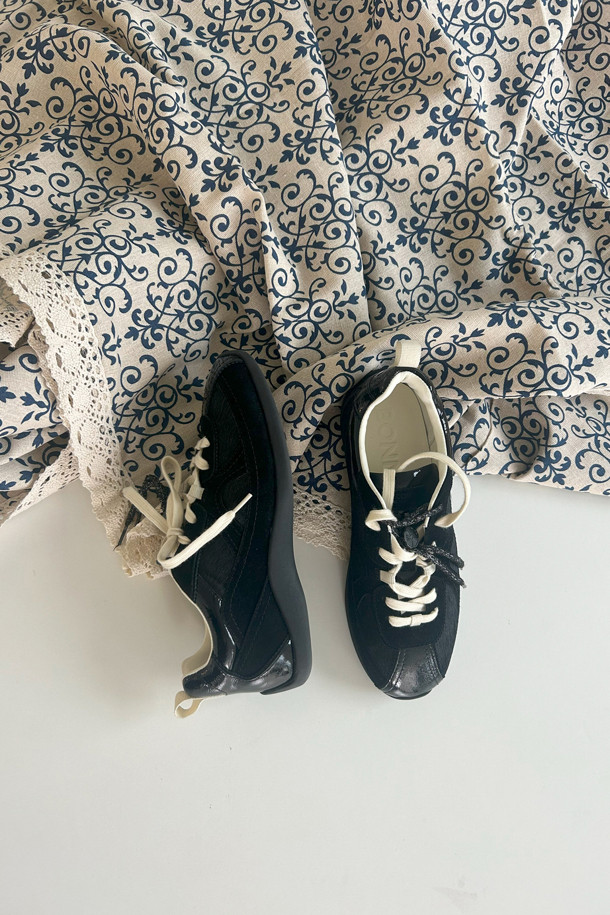 세련된 블랙 컬러의 'Trendy 스니커즈'는 여성 고객을 위한 캐주얼 슈즈입니다. 송치가죽, 소가죽, 양가죽 등 고급스러운 천연 가죽 소재를 사용하여 부드러운 착용감과 뛰어난 내구성을 자랑합니다. 로우 굽과 로우 탑라인 디자인으로 편안함을 강조했으며, 도트 패턴과 신끈, 플라워 스토퍼 장식이 포인트입니다. '플라워 스토퍼' 장식과 신끈 탈부착이 가능한 투웨이 디테일로 개성 있는 스타일을 연출할 수 있으며, 동네 마실룩부터 쇼핑룩까지 폭넓게 활용 가능합니다.
