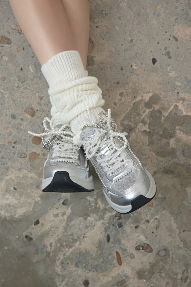 2025 딜라이트 스니커즈(실버)는 여성 고객을 위한 사계절용 여성 운동화입니다. 라운드 앞코 디자인에 가볍고 통기성이 좋은 합성가죽과 메시 소재를 사용하여 편안한 착용감을 제공합니다. 플랫 굽에 무지 패턴으로, 페미닌하면서도 클래식한 스타일을 연출하며, 일상 속 동네 마실룩에 적합합니다. 탈부착 가능한 진주 장식이 돋보이며 클래식 러너 실루엣과 레이스업 신발 여밈으로, 미니멀하고 캐주얼한 스타일을 완성합니다.
