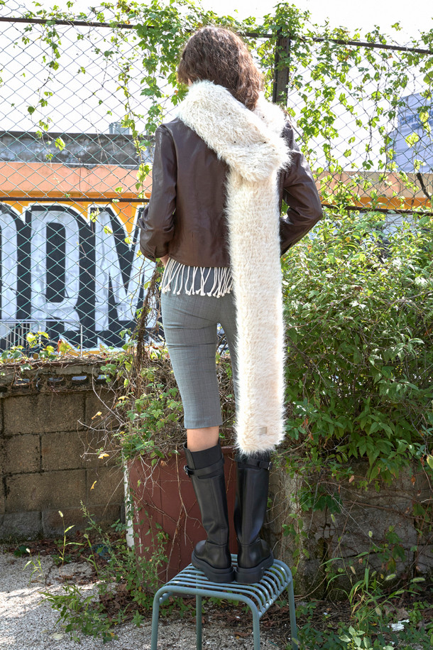 베이지 컬러의 Furridge 머플러는 페이크퍼 소재로 제작되어 부드러운 촉감과 풍성한 볼륨감을 선사합니다. 겨울철 보온성을 높여주는 두꺼운 두께감과 은은한 광택감이 특징이며, 미니멀하고 우아한 스타일을 연출합니다. 직사각형 형태로 디자인되었으며, 무지 패턴으로 다양한 룩에 매치하기 용이합니다. 출근룩에 클래식한 무드를 더해주는 Furridge 머플러로 따뜻하고 세련된 겨울을 보내세요.
