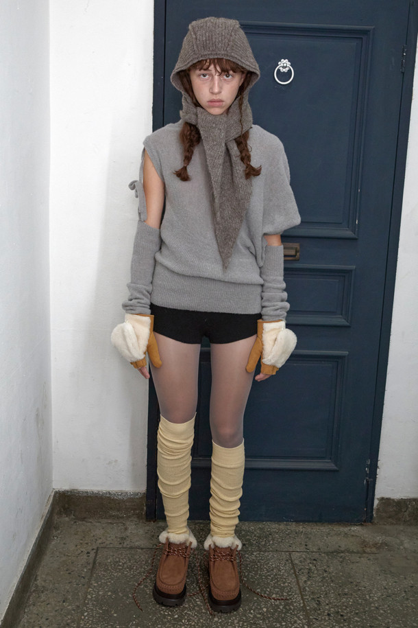 Furridge gloves(브라운)는 부드러운 양털, 양가죽, 스웨이드 소재로 제작된 두꺼운 겨울 장갑입니다. 캐주얼, 클래식, 미니멀 스타일을 아우르며 일상 및 레저 활동에 적합합니다. 하프 핑거 스타일과 커버형 디자인의 투웨이 방식으로 다양한 연출이 가능하며, 안감은 퍼 소재로 보온성을 높였습니다. 브라운 컬러의 무지 디자인에 버튼 여밈 방식으로 포인트를 주어 실용성과 스타일을 모두 갖춘 제품입니다. 사이즈 조절 기능이 있어 편안한 착용감을 선사합니다.
