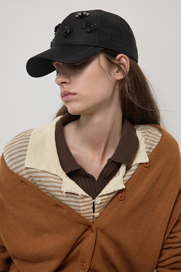 뉴 플라워밤 볼캡(블랙)은 일상에서 세련되게 연출하기 좋은 볼캡입니다. 가볍고 부드러운 폴리에스터 소재로 제작되어 편안한 착용감을 선사합니다. 무지 디자인에 플라워 장식이 더해져 유니크하면서도 페미닌한 무드를 연출합니다. 캐주얼, 스트릿, 미니멀 등 다양한 스타일에 매치하여 자신만의 개성을 표현해보세요. 블랙 컬러로 어떤 옷에도 쉽게 코디할 수 있어 실용적입니다.
