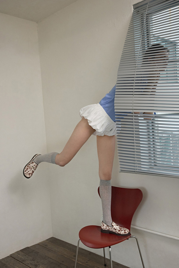 베이지 컬러의 빈티지 스티치 로퍼는 여성스러움을 강조하는 신발입니다. 부드러운 스웨이드와 가죽 소재로 제작되어 편안한 착용감을 선사하며, 라운드 앞코 디자인으로 발을 더욱 아릅답게 보여줍니다. 로우힐 굽으로 제작되어 일상생활은 물론, 출근룩과 모임룩에도 다양하게 활용 가능합니다. 클래식, 캐주얼, 미니멀 스타일을 즐겨 입는 분들께 추천하며, 봄, 여름, 가을 계절에 활용하기 좋습니다. 애니멀 패턴으로 포인트를 더해 세련된 스타일을 연출해보세요.
