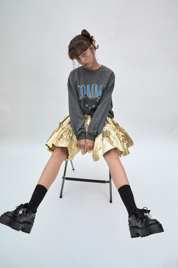 **Shoe lace 로퍼(black)**

소가죽 소재의 블랙 컬러 Shoe lace 로퍼입니다. 일상에서 편안하게 착용하기 좋은 플랫 굽 디자인으로, 캐주얼하면서도 여성스러운 분위기를 연출합니다. 리본 신끈과 고리 장식, 청키한 디자인이 돋보이며, 출근룩이나 모임룩에 미니멀한 스타일로 코디하기 좋습니다.
