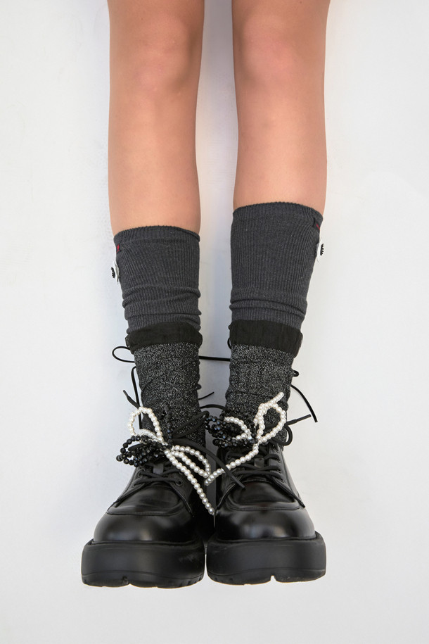 Delight 로퍼(블랙)는 소가죽 소재의 여성 로퍼입니다. 탈부착 가능한 진주 리본 장식으로 페미닌한 무드를 더했으며, 은은한 광택감과 심플한 디자인이 특징입니다. 데일리룩, 일상룩, 쇼핑룩, 카페룩 등 다양한 TPO에 활용 가능하며, 캐주얼, 미니멀 스타일을 연출하기 좋습니다. 팬츠나 스커트와 함께 코디하여 세련된 스타일을 완성해보세요. 로우힐 굽으로 편안한 착용감을 선사합니다.
