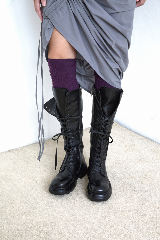 블랙 컬러의 레이스업 롱 부츠입니다. 부드러운 소가죽 소재로 제작되었으며, 무지 디자인에 빈티지 워싱 디테일이 더해져 와일드하면서도 시크한 무드를 연출합니다. 레이스업과 지퍼 여밈으로 편안하게 착용 가능하며, 출근룩이나 모임룩 등 다양한 TPO에 활용할 수 있습니다. 캐주얼, 시크, 미니멀 스타일을 즐기는 여성분들께 추천합니다. 세련된 디자인으로 어떤 옷에도 잘 어울려 데일리 아이템으로 손색없습니다.
