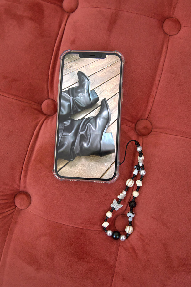 세련된 여성의 발을 위한 블랙 웨스턴 앵클 부츠입니다. 소가죽과 스판덱스 소재로 제작되어 편안함과 스타일을 동시에 잡았습니다. 포인티드 토우와 각진 굽, 자수 디테일이 클래식하면서도 시크한 무드를 연출합니다. 데이트룩이나 모임룩에 매치하여 세련된 스타일을 완성해보세요. 투웨이 디자인으로 다양한 스타일을 연출할 수 있습니다.
