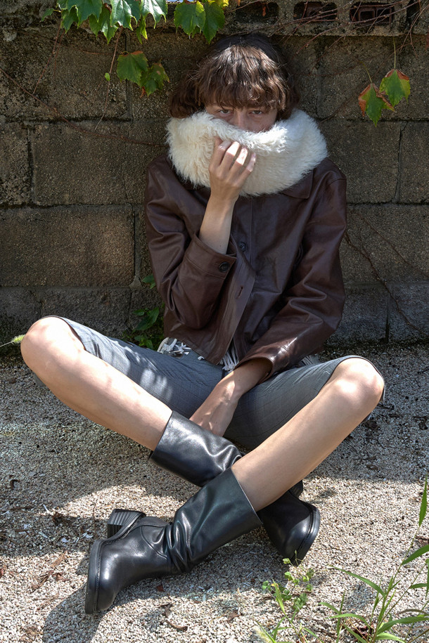 블랙 색상의 슬라우치 디테일 앵클 부츠입니다. 라운드 토우 디자인에 소가죽 소재로 제작되어 부드러운 착용감을 선사합니다. 중간 굽 높이의 청키힐과 여유 있는 통넓이로 편안함을 더했으며, 경량 몰드로 활동성을 높였습니다. 주름 디테일이 돋보이는 캐주얼 & 스타일리시한 무드의 앵클 부츠로, 출근룩에 세련된 포인트를 더해보세요. 가을, 겨울 시즌에 어울리는 미니멀하고 클래식한 스타일을 연출하기 좋습니다.
