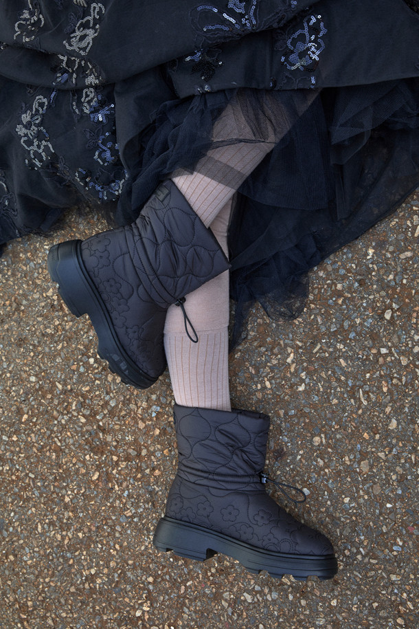 플라워 퀼팅 앵클 부츠(black)는 여성스러운 무드를 연출하는 겨울철 필수 아이템입니다. 블랙 컬러에 플라워 퀼팅 패턴이 돋보이며, 캐주얼하면서도 페미닌한 스타일을 완성합니다. 가볍고 따뜻한 패딩 안감과 발을 편안하게 감싸는 디자인으로, 일상생활에서 편안하게 착용할 수 있습니다. 스토퍼 디테일로 발목을 안정적으로 잡아주며, 플랫 굽으로 활동성을 높였습니다. 나일론 소재를 사용하여 내구성을 높였으며, 경량 디자인과 보온성을 갖춘 실용적인 앵클 부츠입니다.
