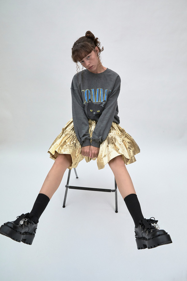 슈토핑 플라워(화이트)는 클래식, 걸리시, 로맨틱 스타일을 선호하는 분들을 위한 신발 액세서리입니다. 데이트룩, 모임룩, 파티룩 등 특별한 날, 화려함을 더하고 싶을 때 착용하기 좋습니다. 화이트 컬러 바탕에 진주, 크리스털, 큐빅 장식과 플라워 패턴이 섬세하게 어우러져 여성스러운 분위기를 연출합니다. 슈토핑 세트 구성으로, 신발에 포인트를 주어 개성 있는 스타일을 완성해 보세요.
