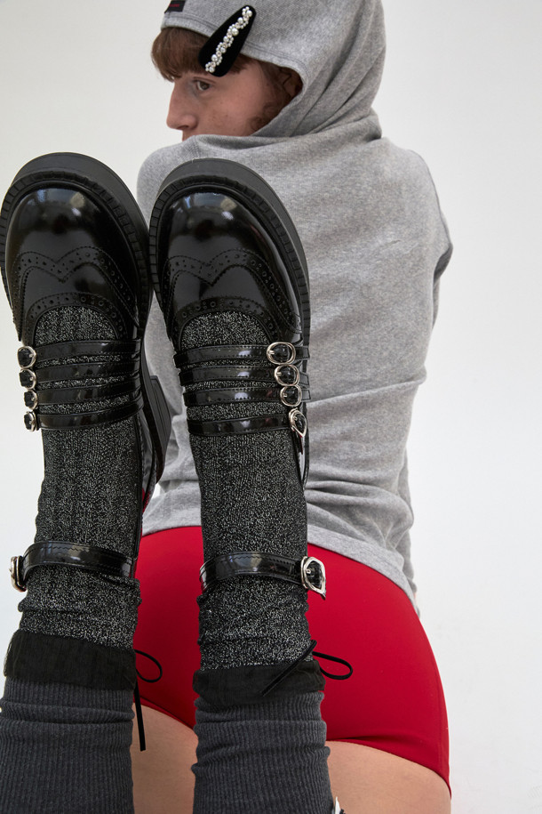 [IHM] 플라워 라벨 삭스(grey)는 회색 바탕에 볼륨감 있는 플라워 장식이 돋보이는 양말입니다. 부드러운 면 소재로 제작되어 편안한 착용감을 선사하며, 사계절 내내 활용하기 좋습니다. 쫀쫀한 착용감으로 활동성을 높였으며, 캐주얼, 미니멀, 로맨틱 스타일 모두 소화 가능합니다. 동네 마실룩, 산책룩, 집콕룩 등 다양한 TPO에 맞춰 스타일링 해보세요. 플라워 라벨 디자인으로 포인트를 더해 당신의 패션 감각을 뽐내 보세요.
