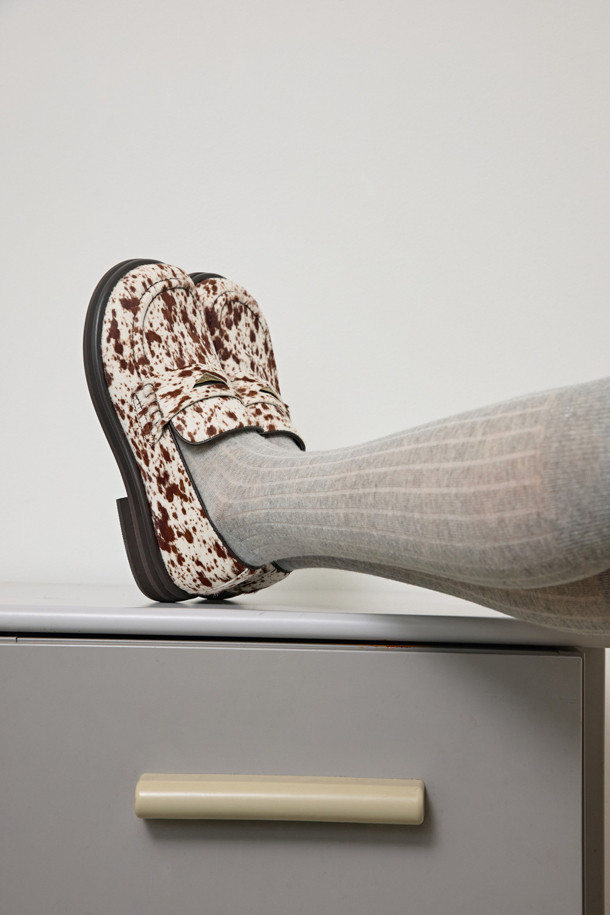 베이지 컬러의 빈티지 스티치 로퍼는 여성스러움을 강조하는 신발입니다. 부드러운 스웨이드와 가죽 소재로 제작되어 편안한 착용감을 선사하며, 라운드 앞코 디자인으로 발을 더욱 아릅답게 보여줍니다. 로우힐 굽으로 제작되어 일상생활은 물론, 출근룩과 모임룩에도 다양하게 활용 가능합니다. 클래식, 캐주얼, 미니멀 스타일을 즐겨 입는 분들께 추천하며, 봄, 여름, 가을 계절에 활용하기 좋습니다. 애니멀 패턴으로 포인트를 더해 세련된 스타일을 연출해보세요.
