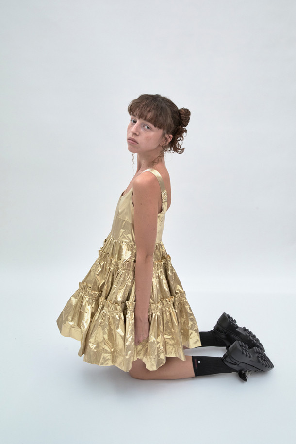 **Shoe lace 로퍼(black)**

소가죽 소재의 블랙 컬러 Shoe lace 로퍼입니다. 일상에서 편안하게 착용하기 좋은 플랫 굽 디자인으로, 캐주얼하면서도 여성스러운 분위기를 연출합니다. 리본 신끈과 고리 장식, 청키한 디자인이 돋보이며, 출근룩이나 모임룩에 미니멀한 스타일로 코디하기 좋습니다.
