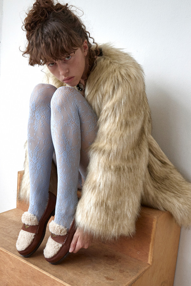 Furridge 페니 로퍼(브라운)는 클래식과 캐주얼 스타일을 모두 아우르는 여성용 로퍼입니다. 소가죽과 인조 모피 안감으로 제작되어 겨울철 따뜻하고 편안한 착용감을 선사합니다. 브라운 컬러의 무지 디자인에 빈티지 워싱과 엔틱 장식이 더해져 은은한 멋을 자아냅니다. 슬립온 형태로 간편하게 신고 벗을 수 있으며, 플랫 굽으로 편안한 착용감을 제공합니다. 데일리룩에 포인트를 더해줄 매력적인 로퍼를 만나보세요.
