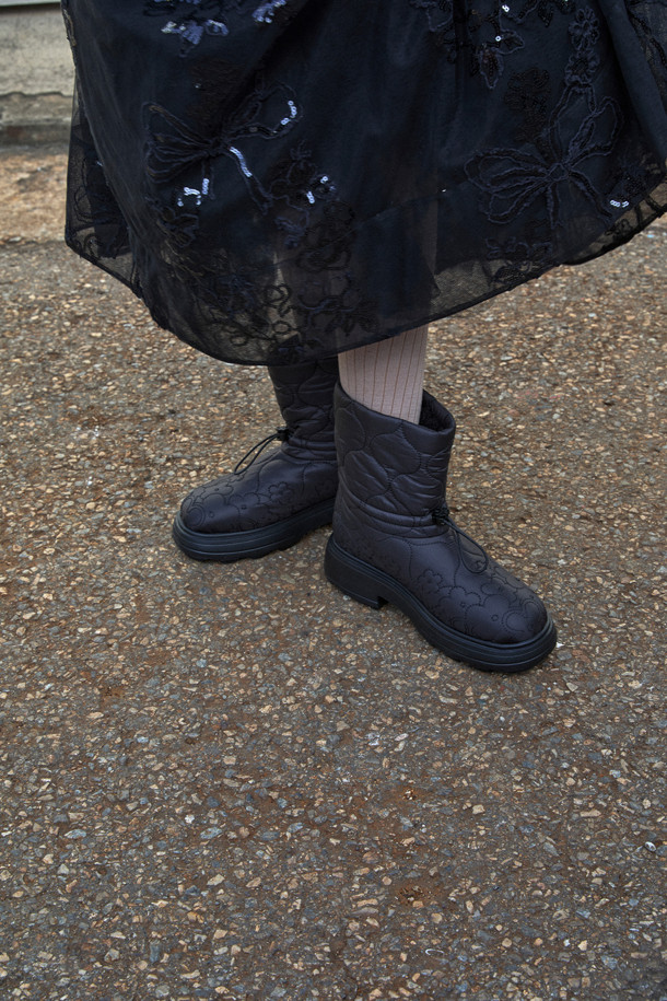 플라워 퀼팅 앵클 부츠(black)는 여성스러운 무드를 연출하는 겨울철 필수 아이템입니다. 블랙 컬러에 플라워 퀼팅 패턴이 돋보이며, 캐주얼하면서도 페미닌한 스타일을 완성합니다. 가볍고 따뜻한 패딩 안감과 발을 편안하게 감싸는 디자인으로, 일상생활에서 편안하게 착용할 수 있습니다. 스토퍼 디테일로 발목을 안정적으로 잡아주며, 플랫 굽으로 활동성을 높였습니다. 나일론 소재를 사용하여 내구성을 높였으며, 경량 디자인과 보온성을 갖춘 실용적인 앵클 부츠입니다.
