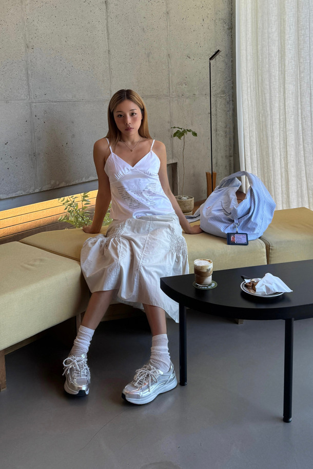 2025 딜라이트 스니커즈(실버)는 여성 고객을 위한 사계절용 여성 운동화입니다. 라운드 앞코 디자인에 가볍고 통기성이 좋은 합성가죽과 메시 소재를 사용하여 편안한 착용감을 제공합니다. 플랫 굽에 무지 패턴으로, 페미닌하면서도 클래식한 스타일을 연출하며, 일상 속 동네 마실룩에 적합합니다. 탈부착 가능한 진주 장식이 돋보이며 클래식 러너 실루엣과 레이스업 신발 여밈으로, 미니멀하고 캐주얼한 스타일을 완성합니다.
