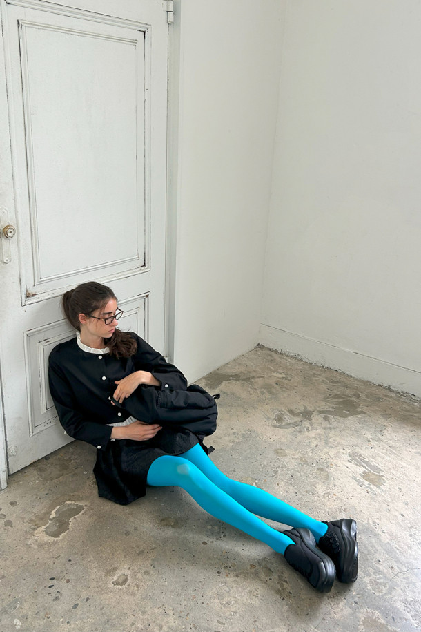 2025 뉴 블라썸 스니커즈(블랙)는 스포티하면서도 여성스러운 매력을 동시에 느낄 수 있는 여성 운동화입니다. 네오프렌과 합성피혁 소재를 사용하여 편안한 착용감을 제공하며, 라운드 앞코 디자인과 플랫 굽으로 일상생활에서 편안하게 착용할 수 있습니다. 블랙 컬러에 언발란스 플라워 패턴과 입체적인 플라워 모티브가 더해져 유니크한 스타일을 연출합니다. 곡선 플랫폼 미드솔과 스포티한 디자인으로 동네 마실룩, 쇼핑룩, 산책룩 등 다양한 TPO에 활용하기 좋습니다.
