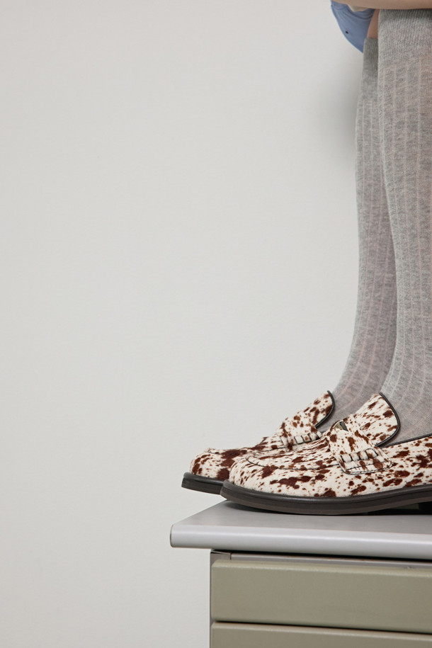 베이지 컬러의 빈티지 스티치 로퍼는 여성스러움을 강조하는 신발입니다. 부드러운 스웨이드와 가죽 소재로 제작되어 편안한 착용감을 선사하며, 라운드 앞코 디자인으로 발을 더욱 아릅답게 보여줍니다. 로우힐 굽으로 제작되어 일상생활은 물론, 출근룩과 모임룩에도 다양하게 활용 가능합니다. 클래식, 캐주얼, 미니멀 스타일을 즐겨 입는 분들께 추천하며, 봄, 여름, 가을 계절에 활용하기 좋습니다. 애니멀 패턴으로 포인트를 더해 세련된 스타일을 연출해보세요.
