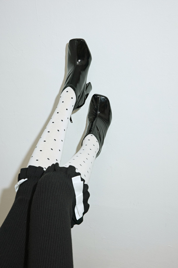 세련된 스퀘어 앵클 부츠(블랙)입니다. 부드러운 양가죽 소재와 발에 슬림하게 밀착되는 핏으로 편안함과 스타일을 동시에 잡았습니다. 시크하고 모던한 무드를 연출하며, 세련된 스퀘어토 디자인과 광택감 있는 소재가 특징입니다. 가을, 겨울 시즌 데일리룩, 오피스룩, 모임룩에 모두 잘 어울리며, 와이드 팬츠나 스커트, 원피스와 함께 매치하여 시크하고 페미닌한 스타일을 완성해보세요.
