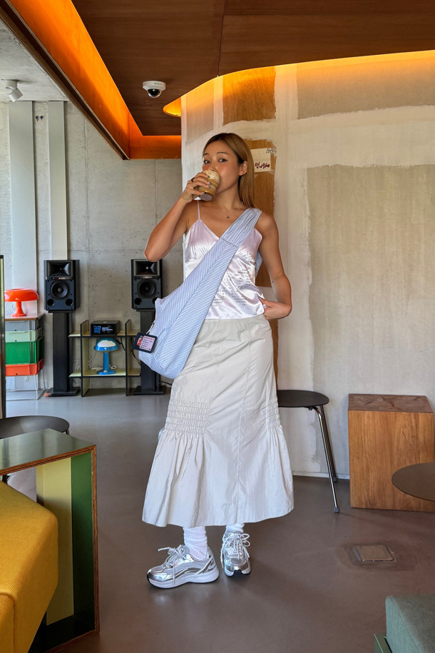 2025 딜라이트 스니커즈(실버)는 여성 고객을 위한 사계절용 여성 운동화입니다. 라운드 앞코 디자인에 가볍고 통기성이 좋은 합성가죽과 메시 소재를 사용하여 편안한 착용감을 제공합니다. 플랫 굽에 무지 패턴으로, 페미닌하면서도 클래식한 스타일을 연출하며, 일상 속 동네 마실룩에 적합합니다. 탈부착 가능한 진주 장식이 돋보이며 클래식 러너 실루엣과 레이스업 신발 여밈으로, 미니멀하고 캐주얼한 스타일을 완성합니다.
