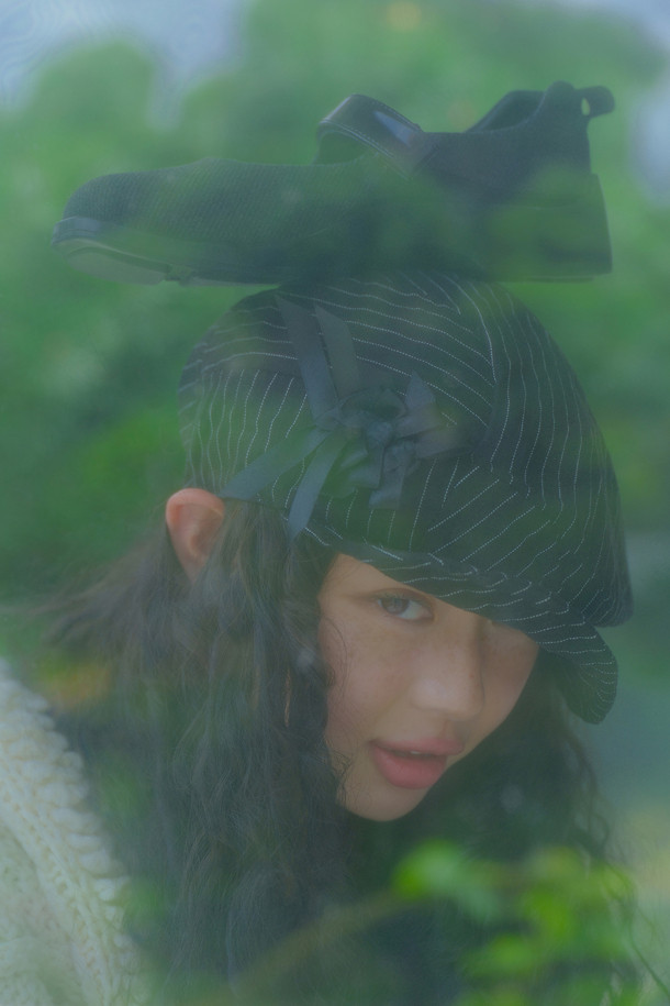 Fev_Young 뮤즈 메리 제인 스니커즈(그레이)는 여성용 메리제인 스니커즈입니다. 라운드 앞코 디자인에 벨크로 신발여밈으로 편안하게 착용할 수 있으며, 일상생활에서 활용하기 좋습니다. 경량 아웃솔과 유광 스트랩이 특징이며, 힐탭의 Fev 심볼 장식으로 포인트를 더했습니다. Fev 신꾸 액세서리를 추가하여 개성을 연출하거나, 리본 브로치로 걸리시한 스타일을 완성할 수도 있습니다. 봄, 여름, 가을 계절에 어울리는 캐주얼, 미니멀, 걸리시 스타일의 신발로 동네 마실룩이나 카페룩에 매치하기 좋습니다.
